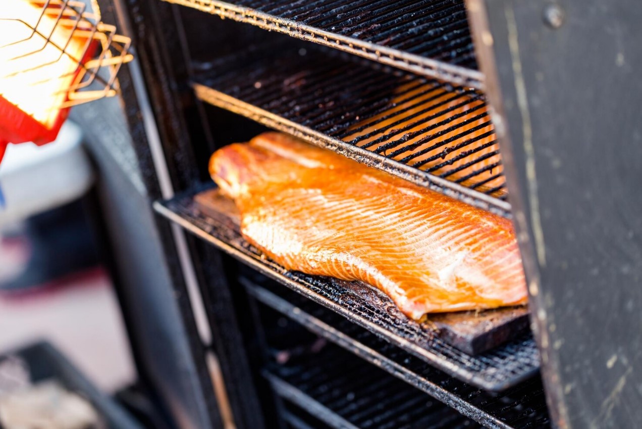 Ein Rauchgenerator: Das Geheimnis für den perfekten Geschmack von selbstgeräuchertem Fleisch und Fisch